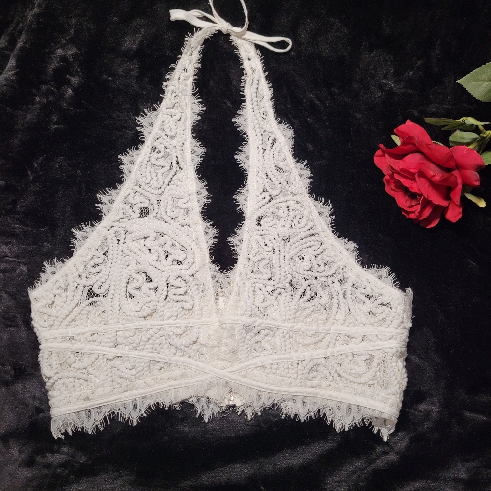Windsor🤍 White,  Embroidered, Halter Crop Top w/tie neck/zip back *Size: LARGE*
